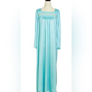 Vintage 70’s Vanity Fair Mint Green Long Nightgown, Empire Bodice Lace Trim sz L